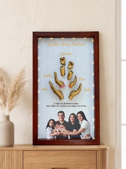 Cuadro familiar de Maki Estudio con las huellas 3D doradas de toda la familia y su fotografía